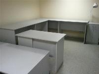Продам офисную мебель и витрины (б/у).