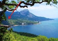 Живописный участок на ЮБК в бухте Ласпи с видом на море и горы.