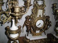 каминные часы с канделябрами.