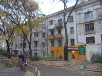 В ценре. Уютная.